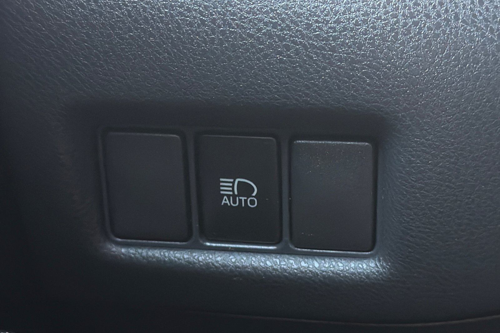 Used 2020 Toyota C-HR XLE FWD image 35