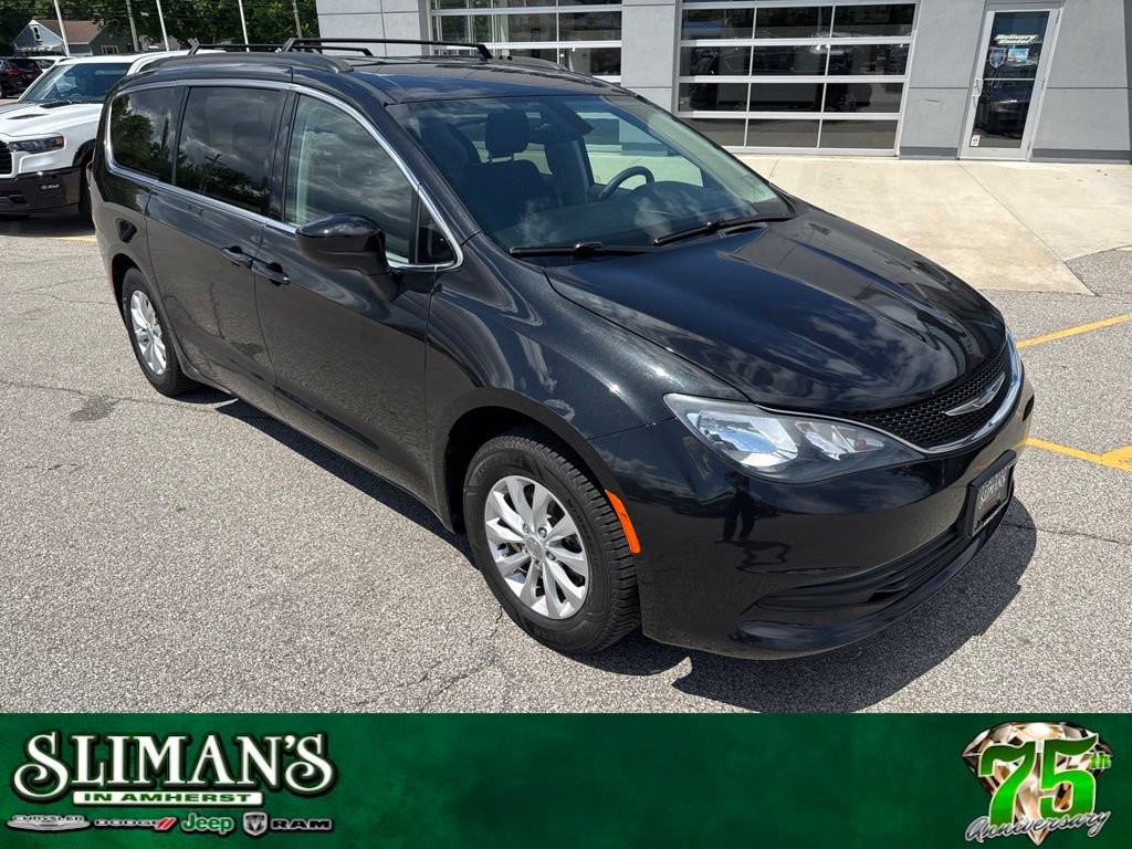 Used 2017 Chrysler Pacifica Touring FWD image 1