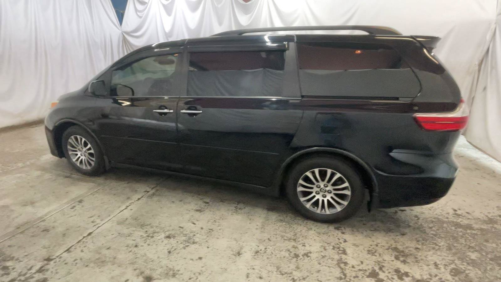 Used 2018 Toyota Sienna XLE FWD image 11