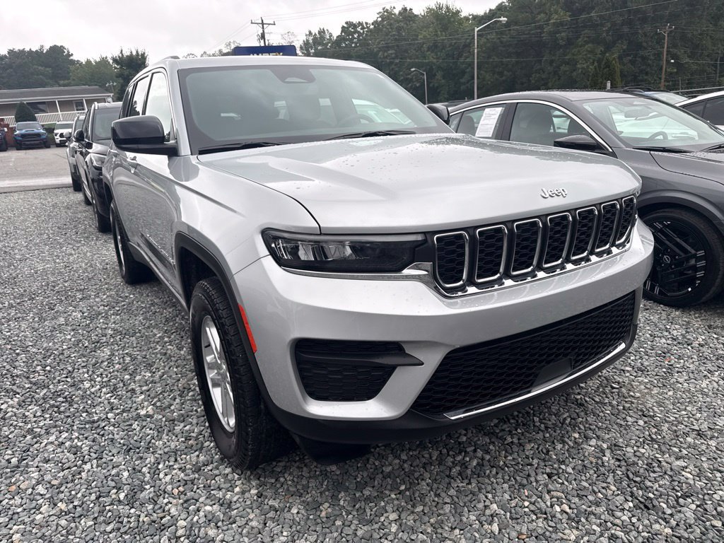 Used 2024 Jeep Grand Cherokee Laredo RWD image 2