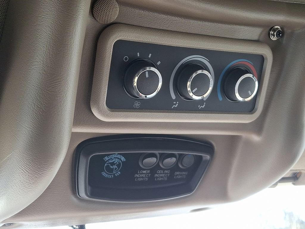 Used 2018 Chevrolet Express 2500 w/ Enhanced Convenience Package image 24