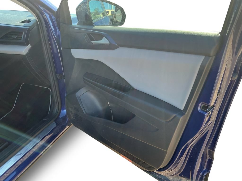 Used 2023 Volkswagen Taos SE w/ Panoramic Sunroof Package AWD/4WD image 17