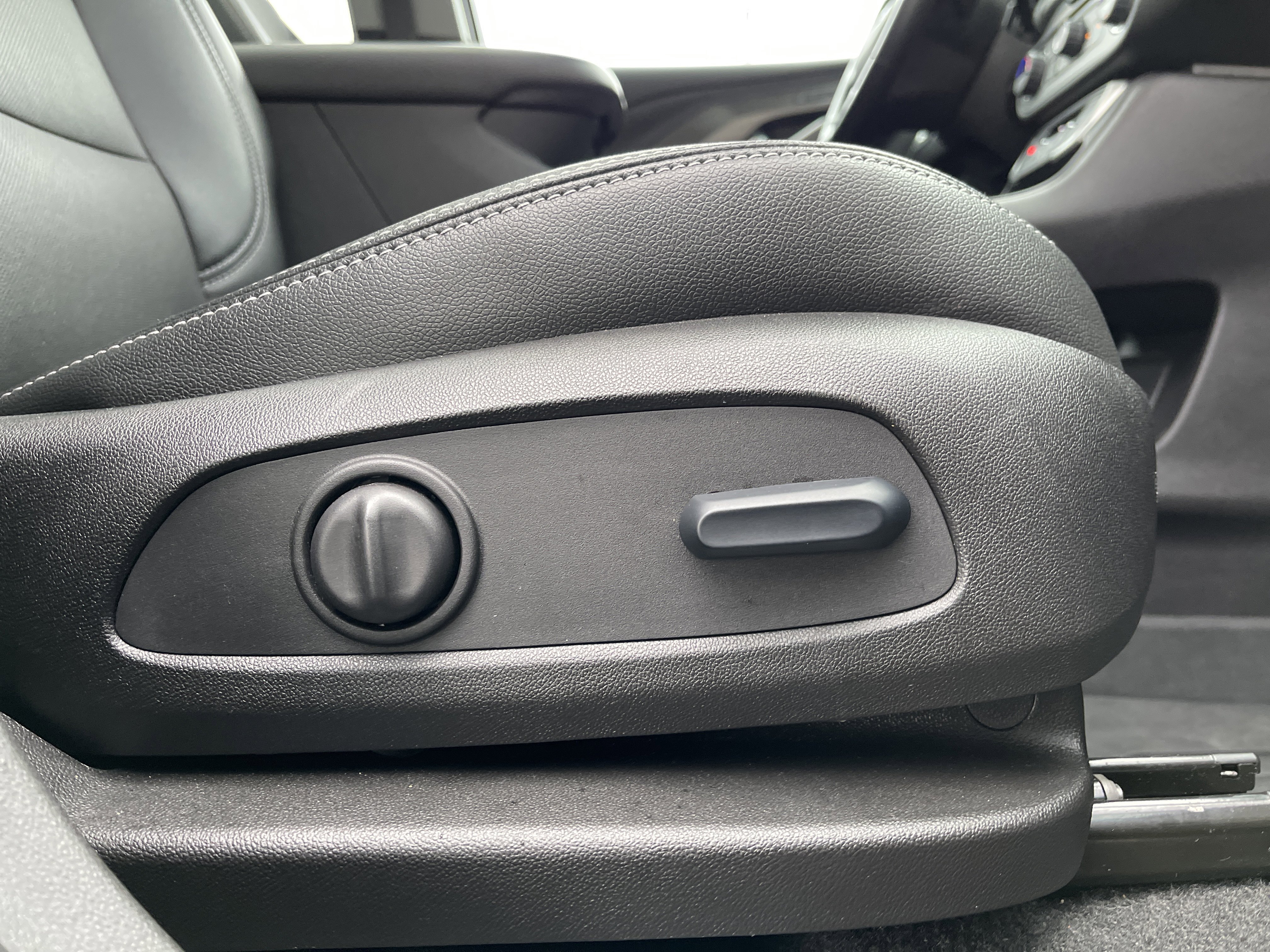 Used 2024 GMC Terrain SLT w/ Infotainment Package II image 39