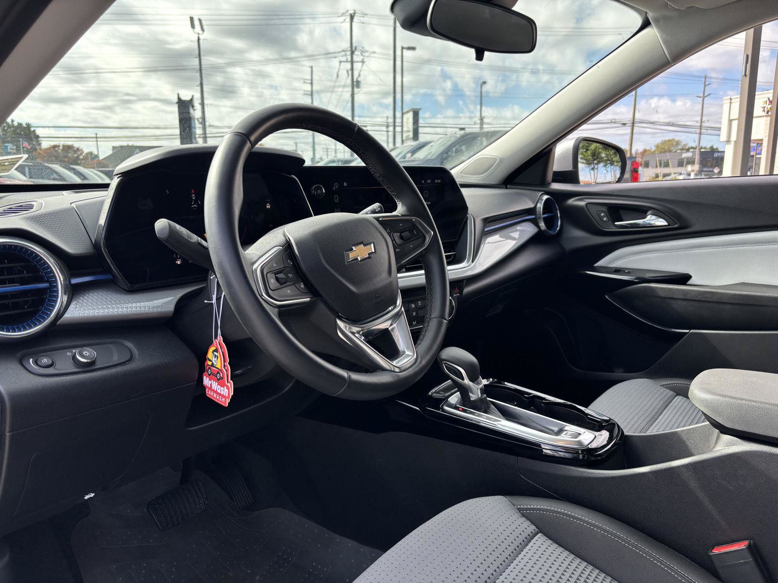 Used 2025 Chevrolet Trax LT w/ Driver Confidence Package FWD image 15