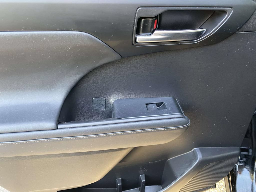 Used 2022 Toyota Highlander XLE AWD/4WD image 12
