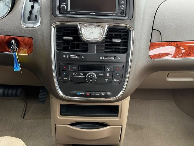 Used 2014 Chrysler Town & Country Touring FWD image 17