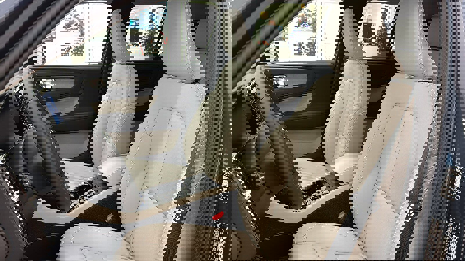 Used 2026 Volvo XC40 B4 Plus w/ Climate Package image 23