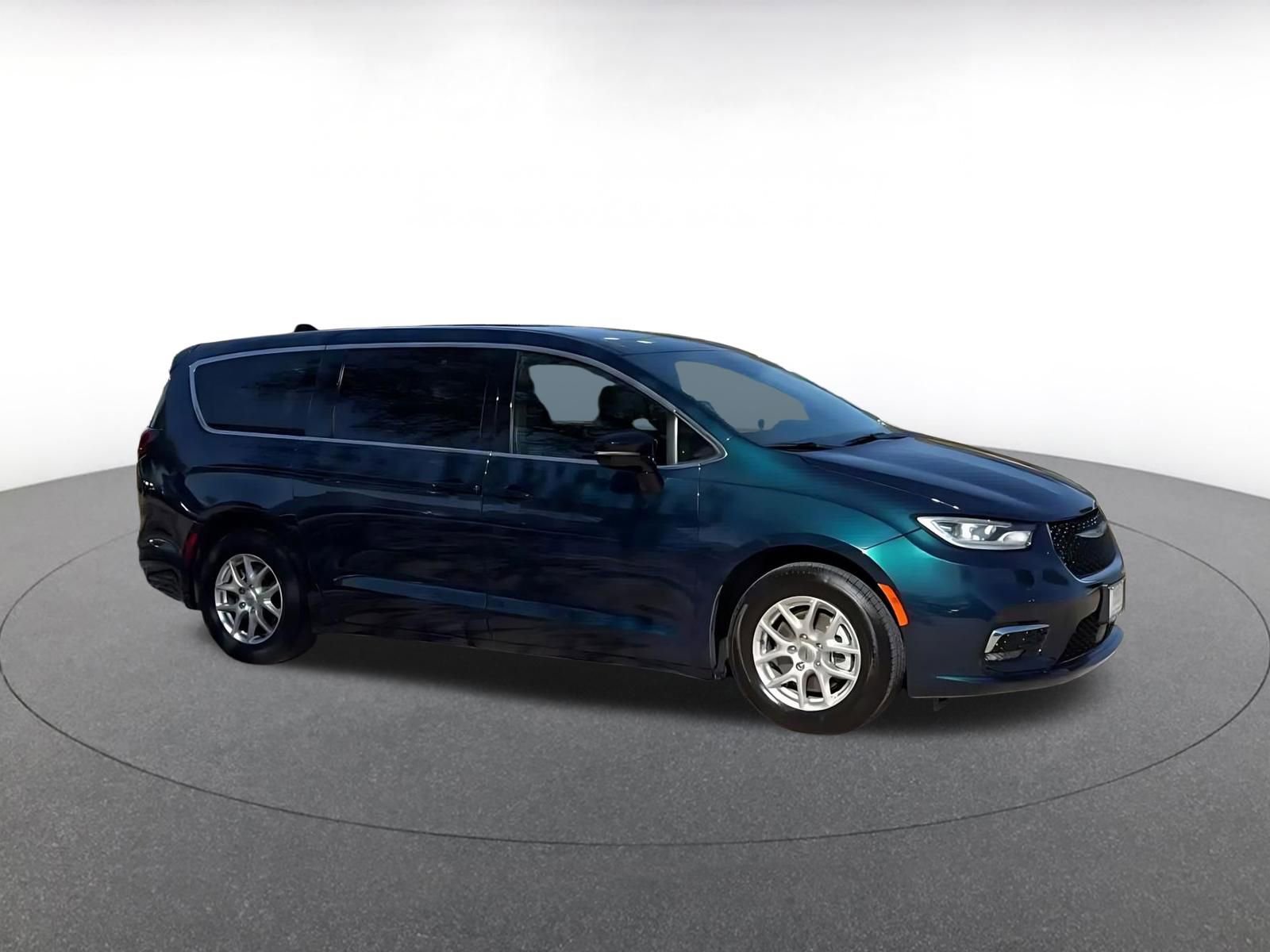 Used 2025 Chrysler Pacifica Select image 2