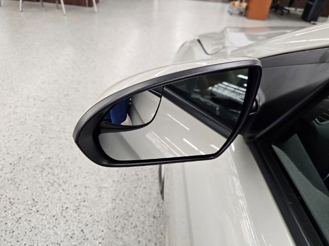 Used 2017 Hyundai Elantra SE image 33