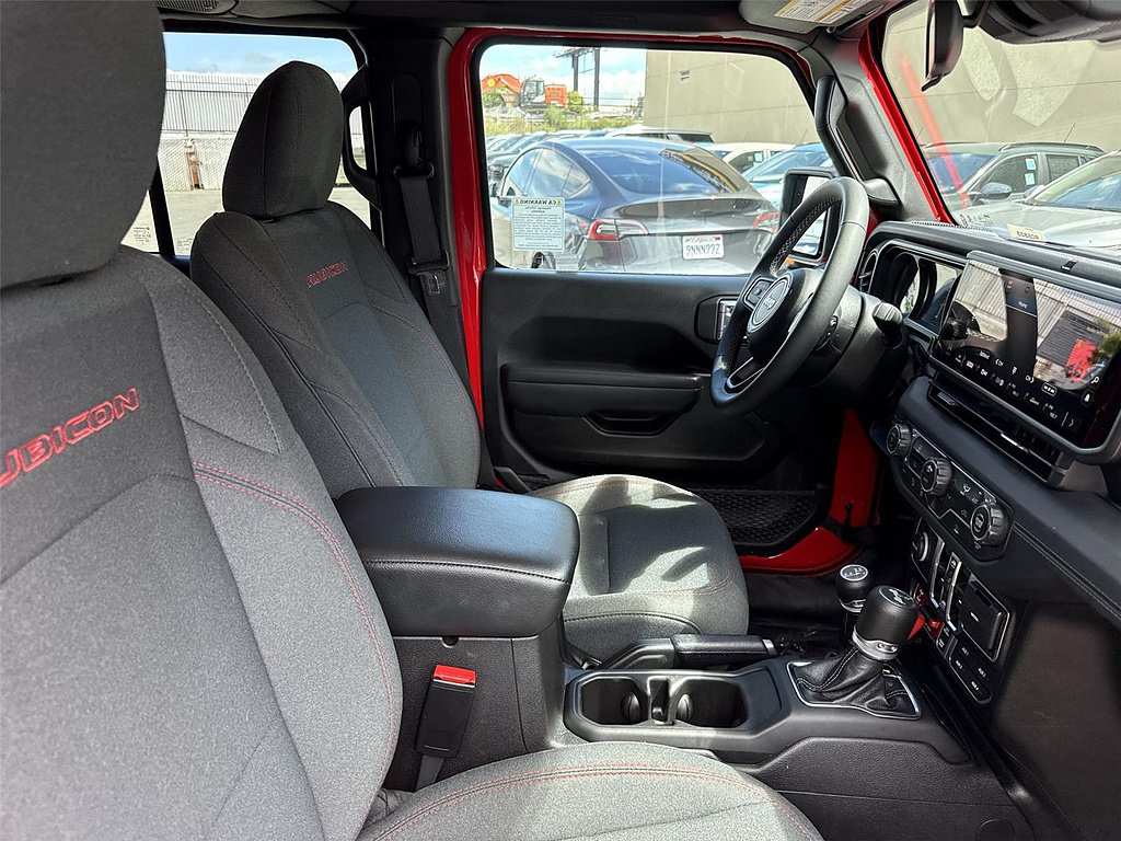 Used 2025 Jeep Wrangler Unlimited Rubicon AWD/4WD image 25