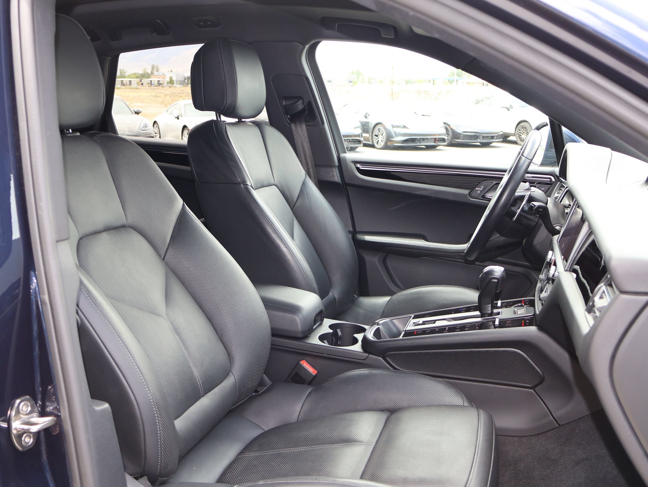 Used 2023 Porsche Macan AWD/4WD image 26