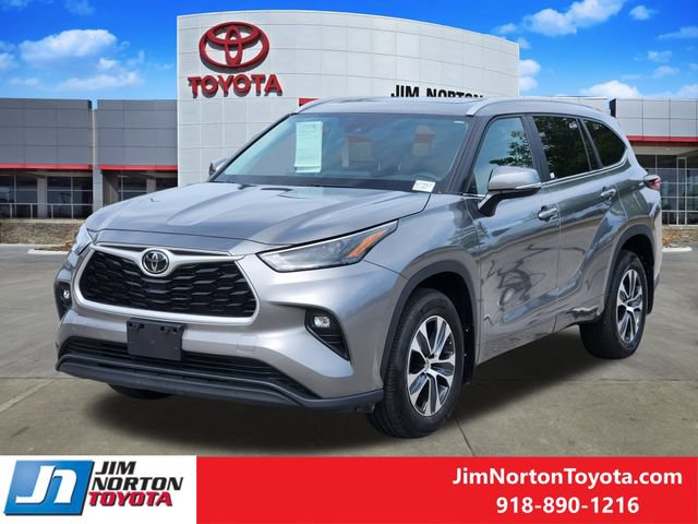 Used 2025 Toyota Highlander XLE AWD/4WD image 3
