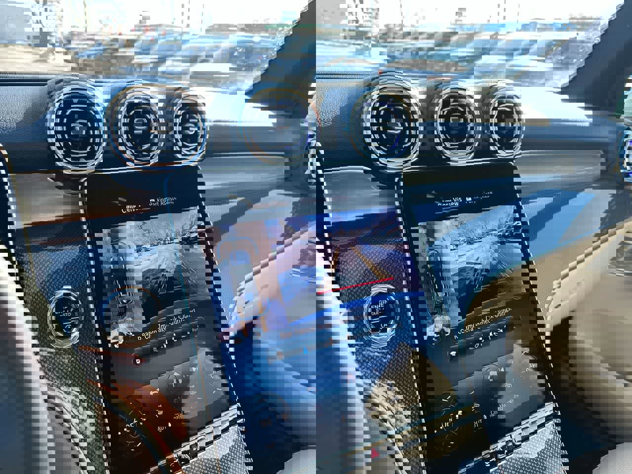 Used 2025 Mercedes-Benz GLC 300 4MATIC image 33