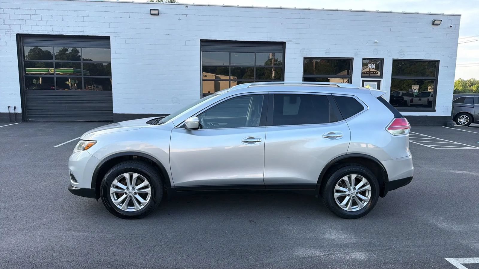 Used 2015 Nissan Rogue SV AWD/4WD image 4