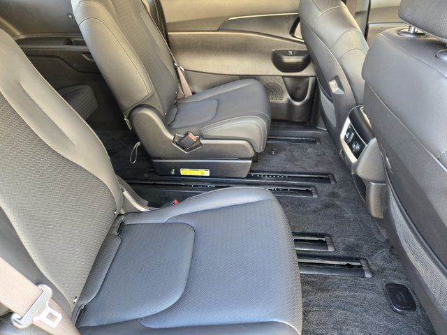 Certified 2025 Kia Carnival SX Prestige FWD image 38