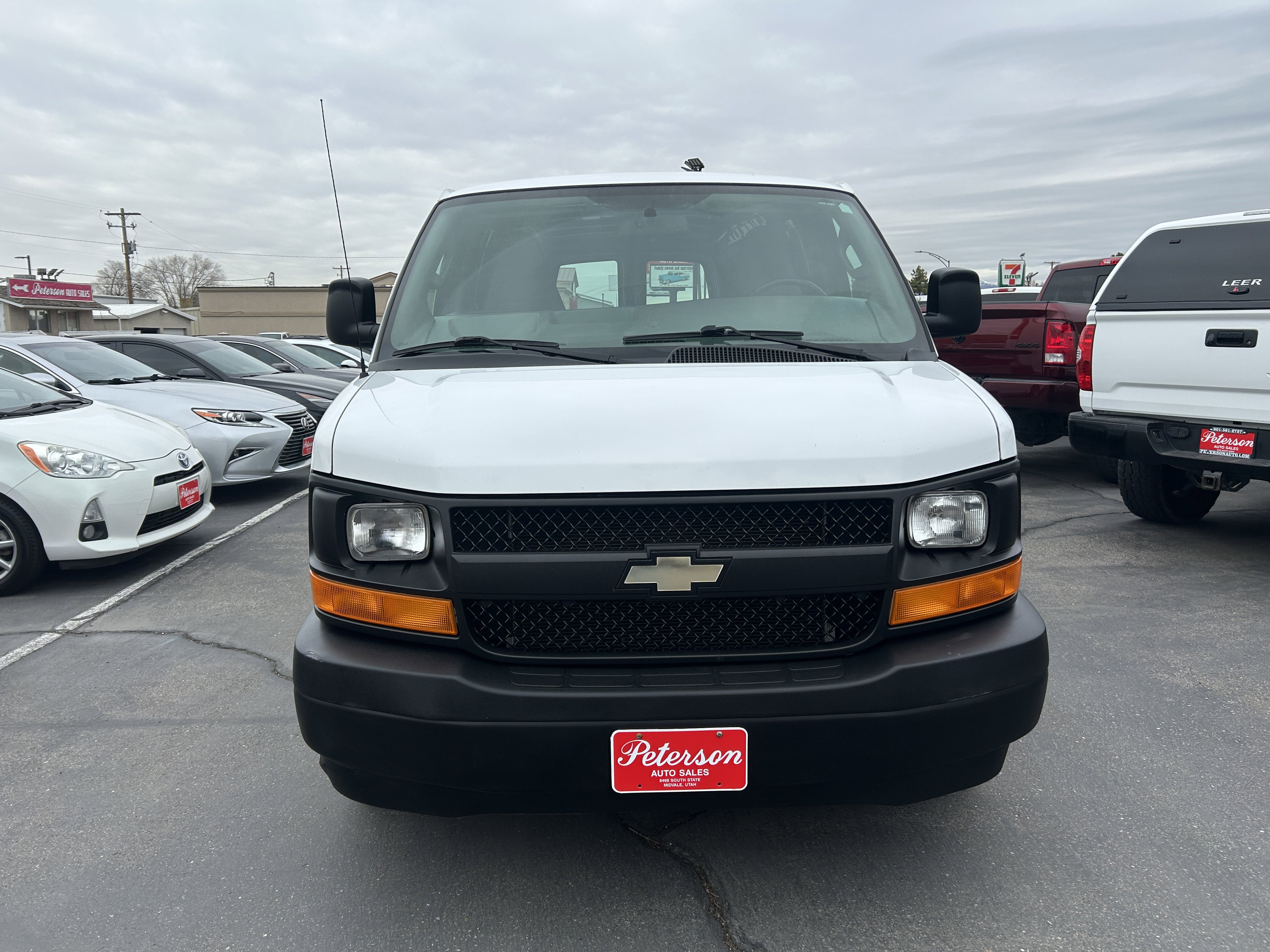 Used 2017 Chevrolet Express 3500 Extended image 3
