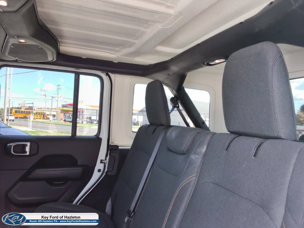 Used 2025 Jeep Wrangler Unlimited Sahara AWD/4WD image 17