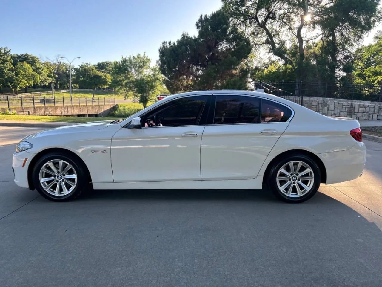 Used 2015 BMW 528i xDrive Sedan AWD/4WD image 9