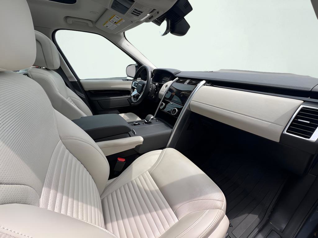 Used 2024 Land Rover Discovery S image 19
