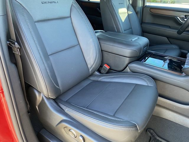 Used 2025 GMC Yukon Denali w/ Advanced Technology Package image 11