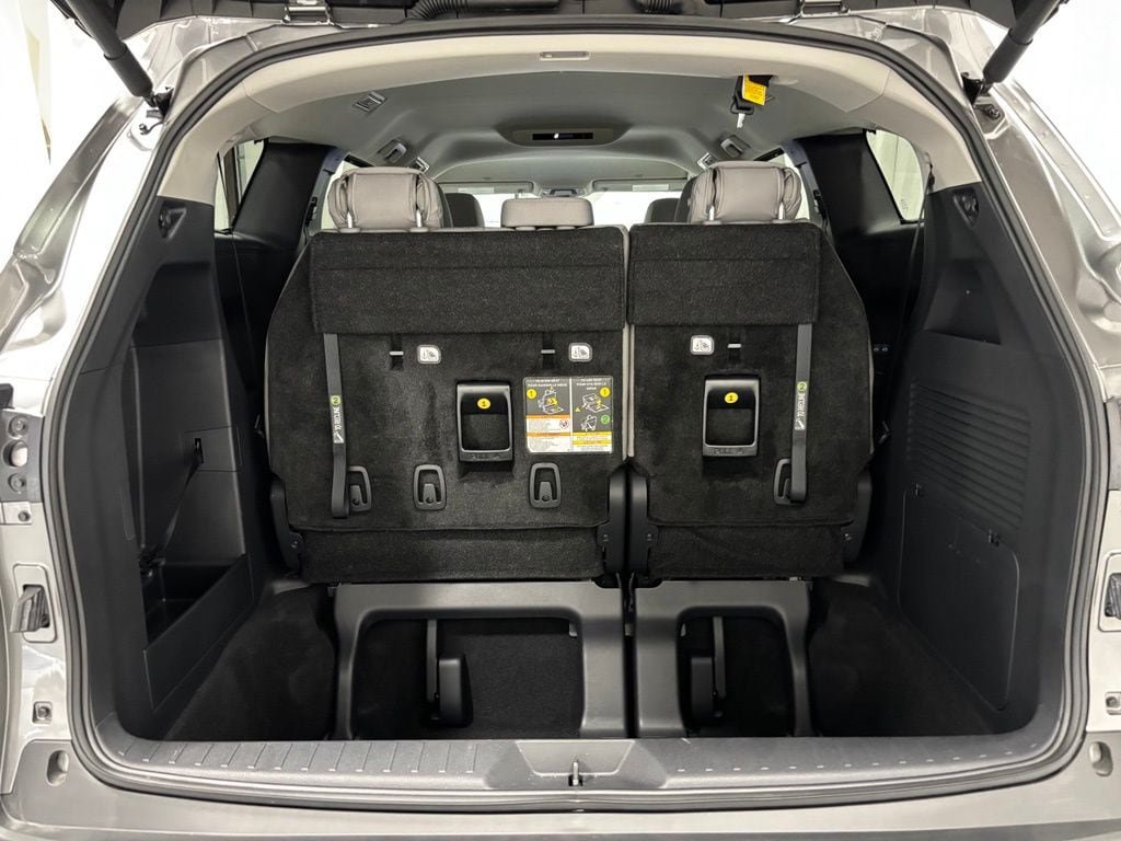 Used 2026 Toyota Sienna LE FWD image 52