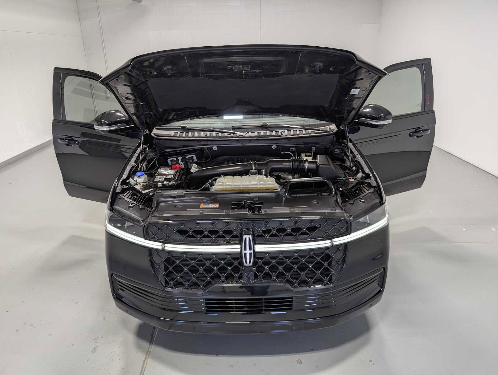 Used 2025 Lincoln Navigator Reserve w/ Jet Appearance Package image 14