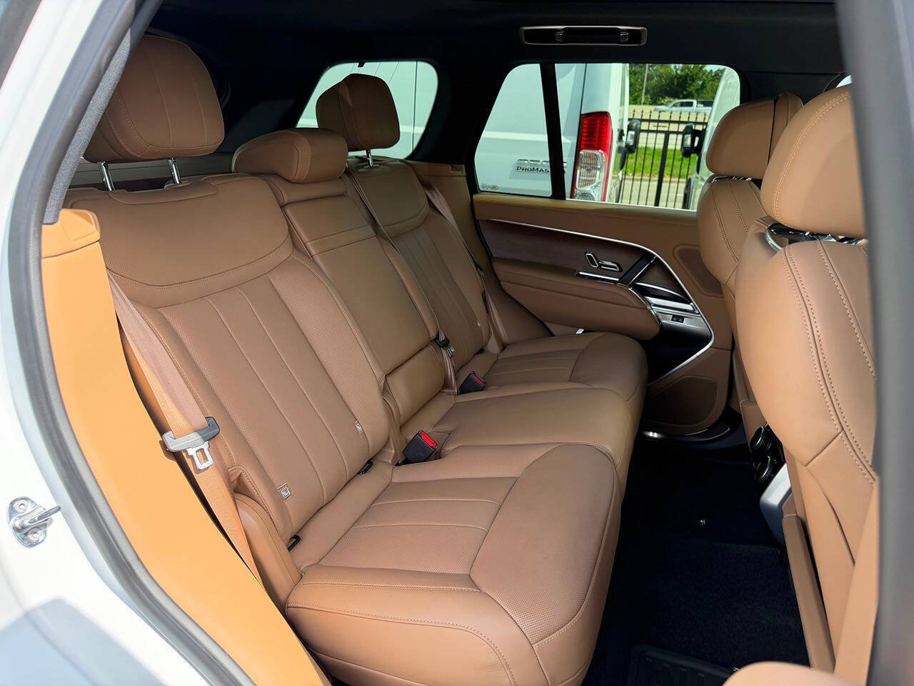 Used 2025 Land Rover Range Rover SE AWD/4WD image 11