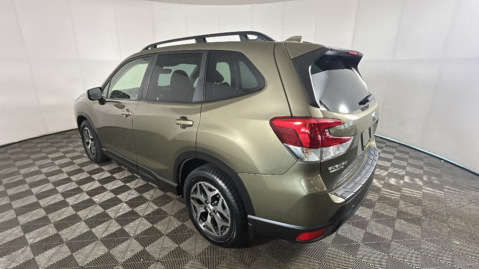 Used 2023 Subaru Forester Premium AWD/4WD image 5
