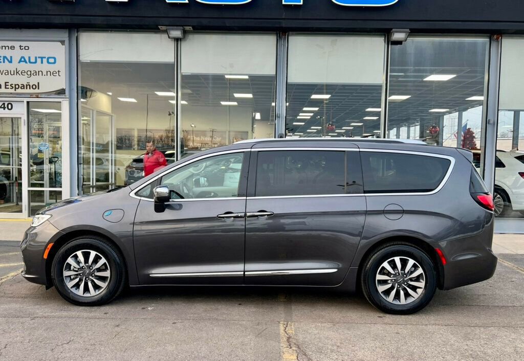 Used 2021 Chrysler Pacifica Limited w/ Uconnect Theater Family Group image 42