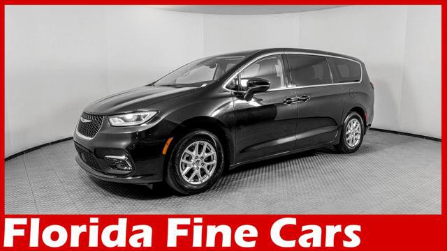 Used 2023 Chrysler Pacifica Touring-L FWD image 1