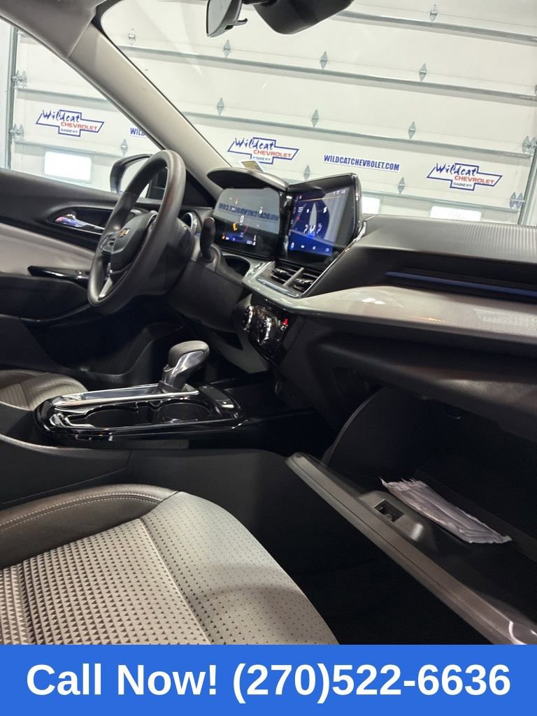 Used 2025 Chevrolet Trax LT image 41