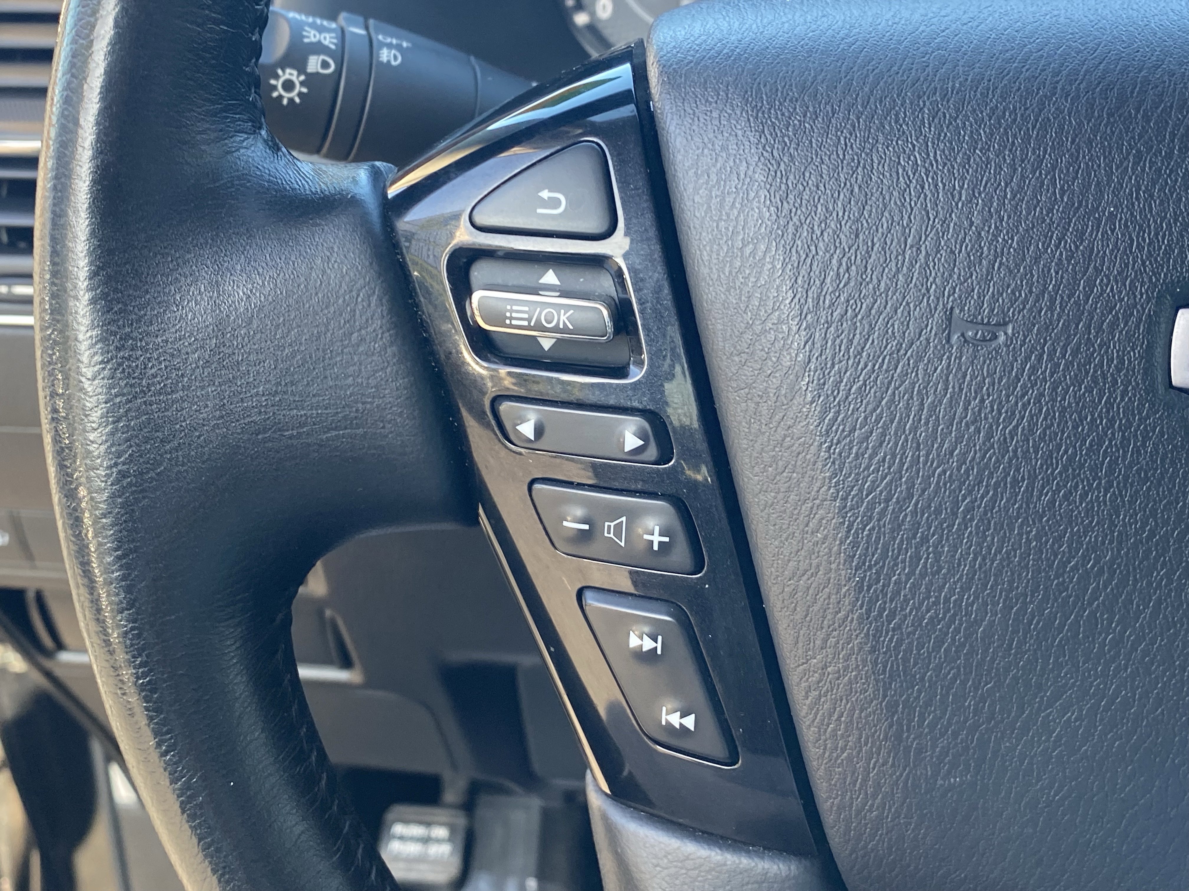 Used 2023 Nissan Armada SL w/ Captain's Chairs Package image 27