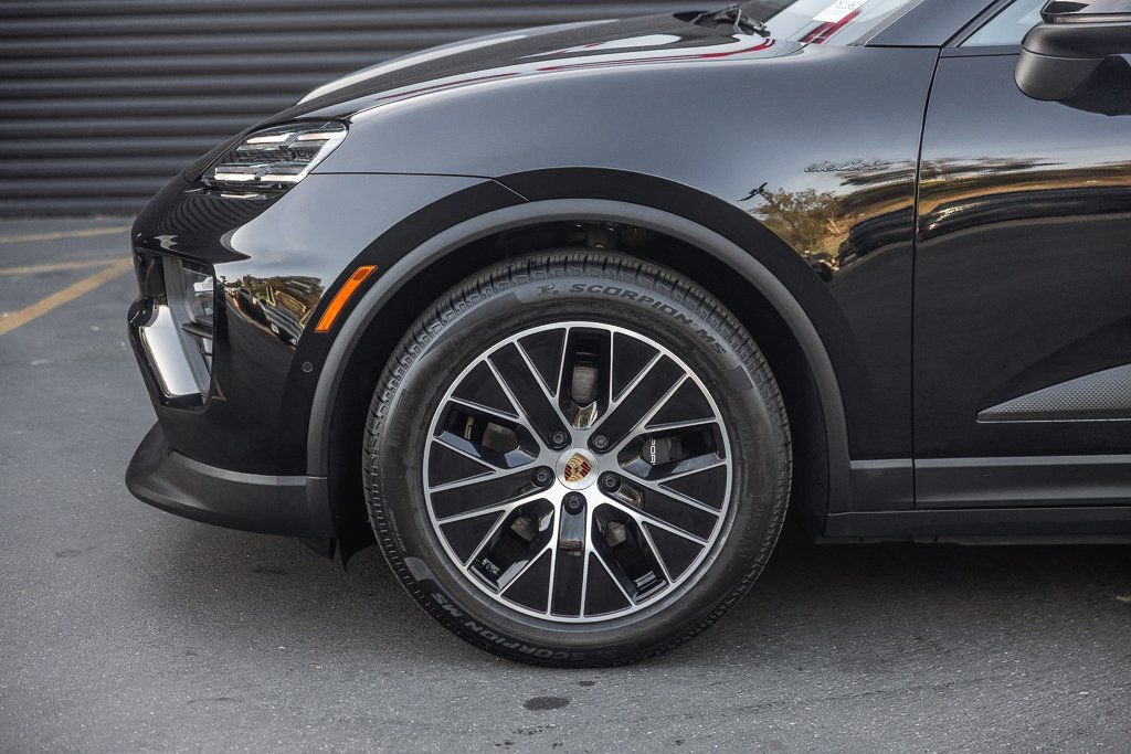 Certified 2025 Porsche Macan Electric image 11