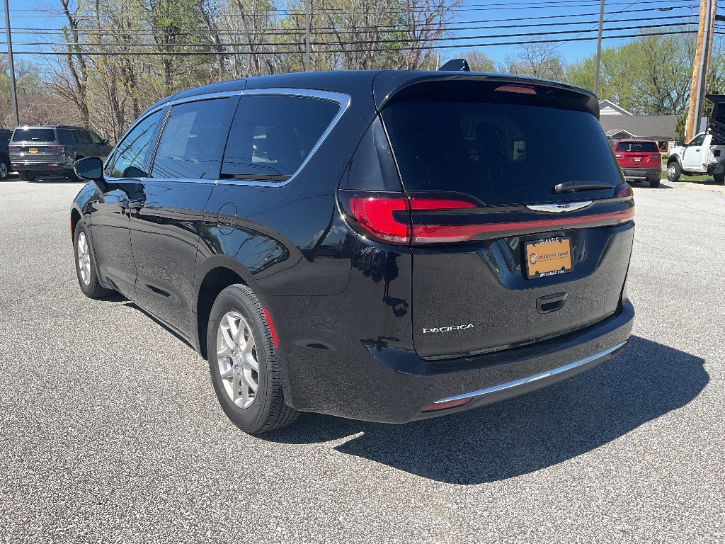 Used 2025 Chrysler Pacifica Select FWD image 7