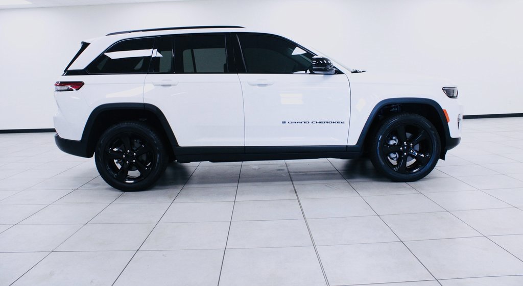 Used 2024 Jeep Grand Cherokee Limited w/ Black Appearance Package image 7