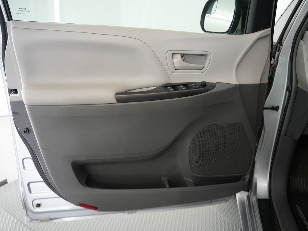Used 2015 Toyota Sienna L image 41