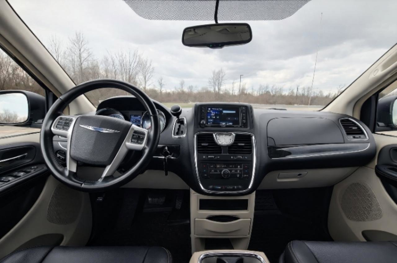 Used 2014 Chrysler Town & Country Touring w/ Trailer Tow Group image 16