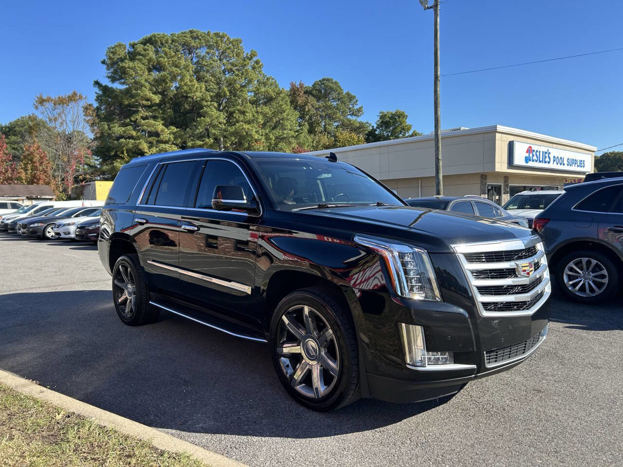Used 2016 Cadillac Escalade Luxury image 3