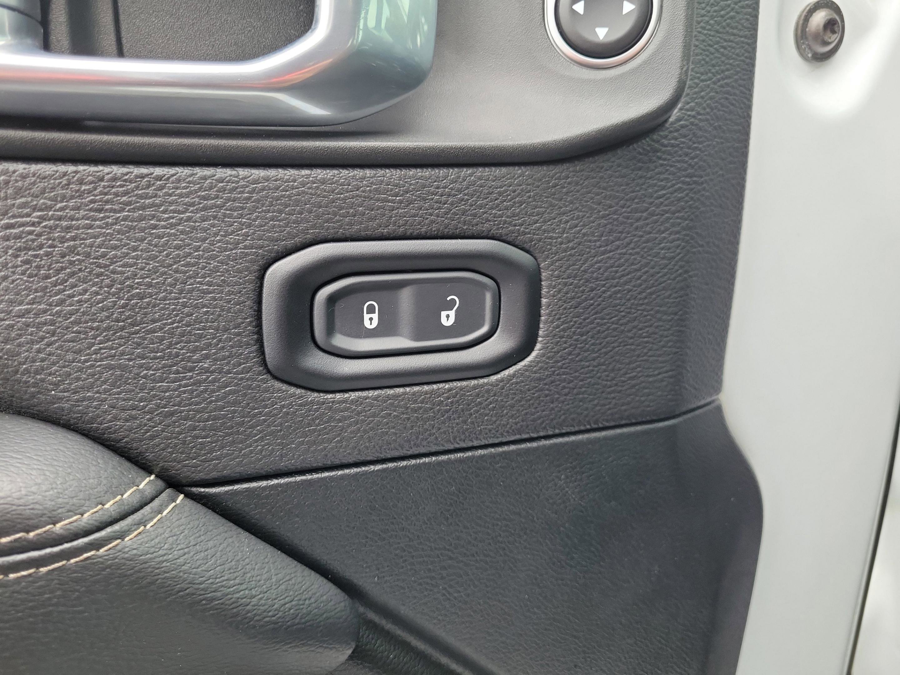 Used 2022 Jeep Gladiator Overland w/ Cold Weather Group image 27