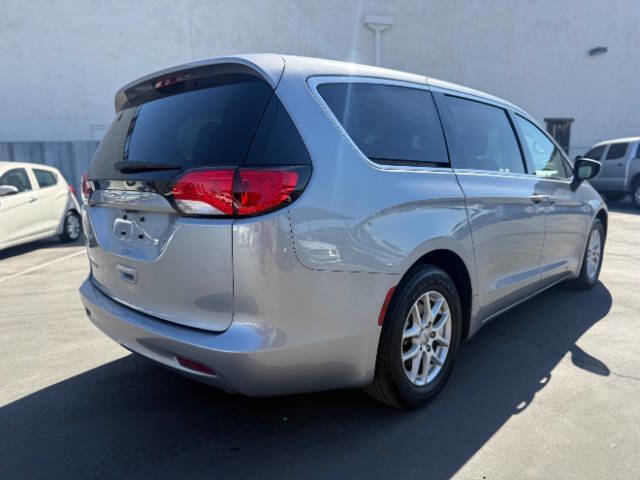 Used 2021 Chrysler Voyager LX image 4