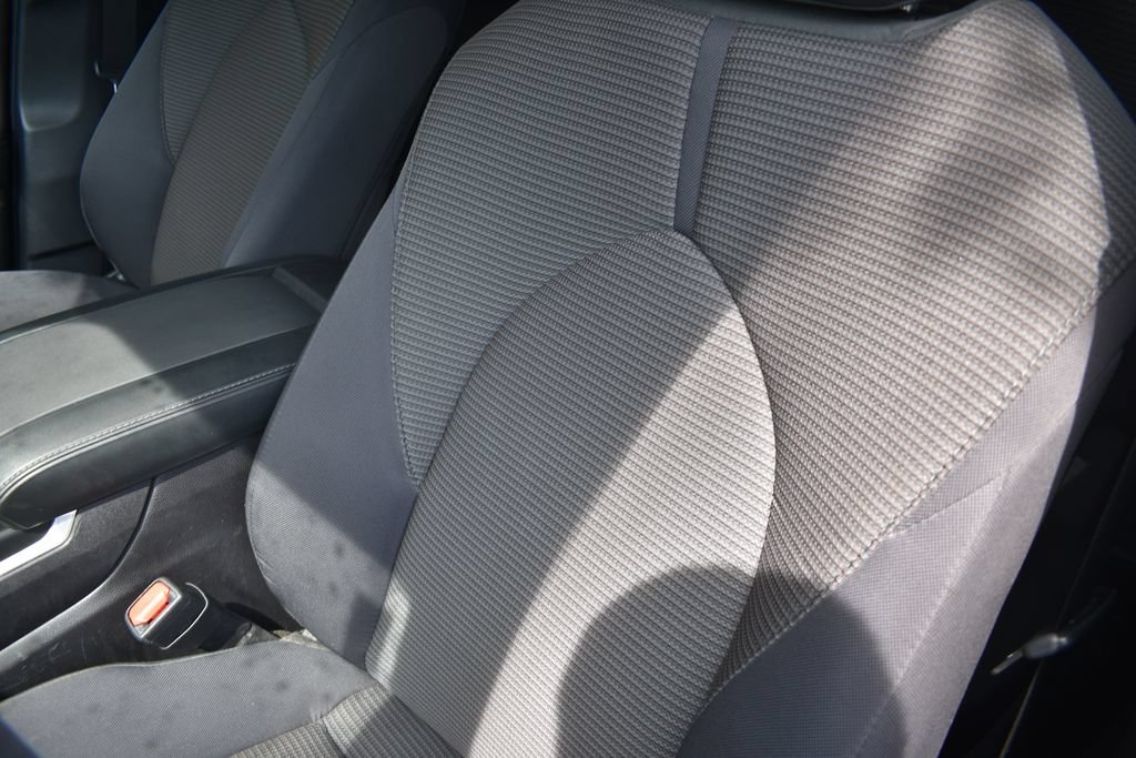 Used 2025 Toyota Highlander LE FWD image 11