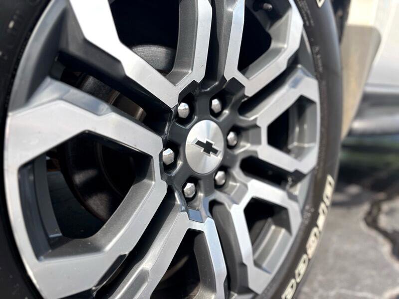 Used 2006 Chevrolet Suburban Z71 w/ Z71 Preferred Equipment Group image 16