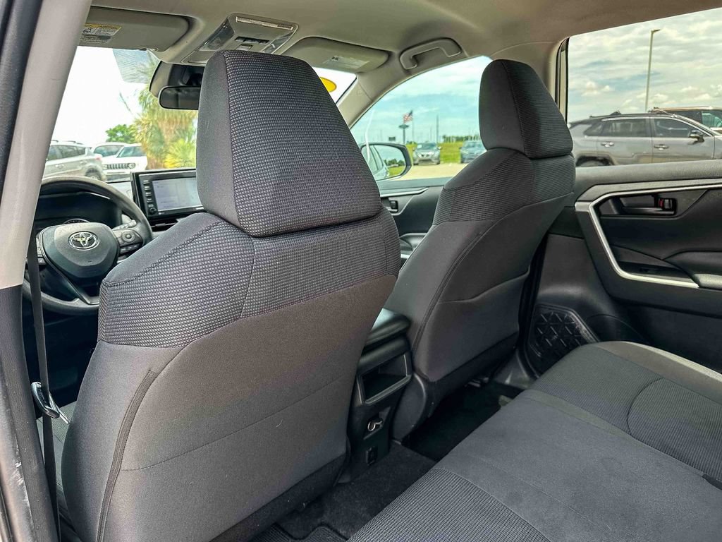Used 2020 Toyota RAV4 LE FWD image 17