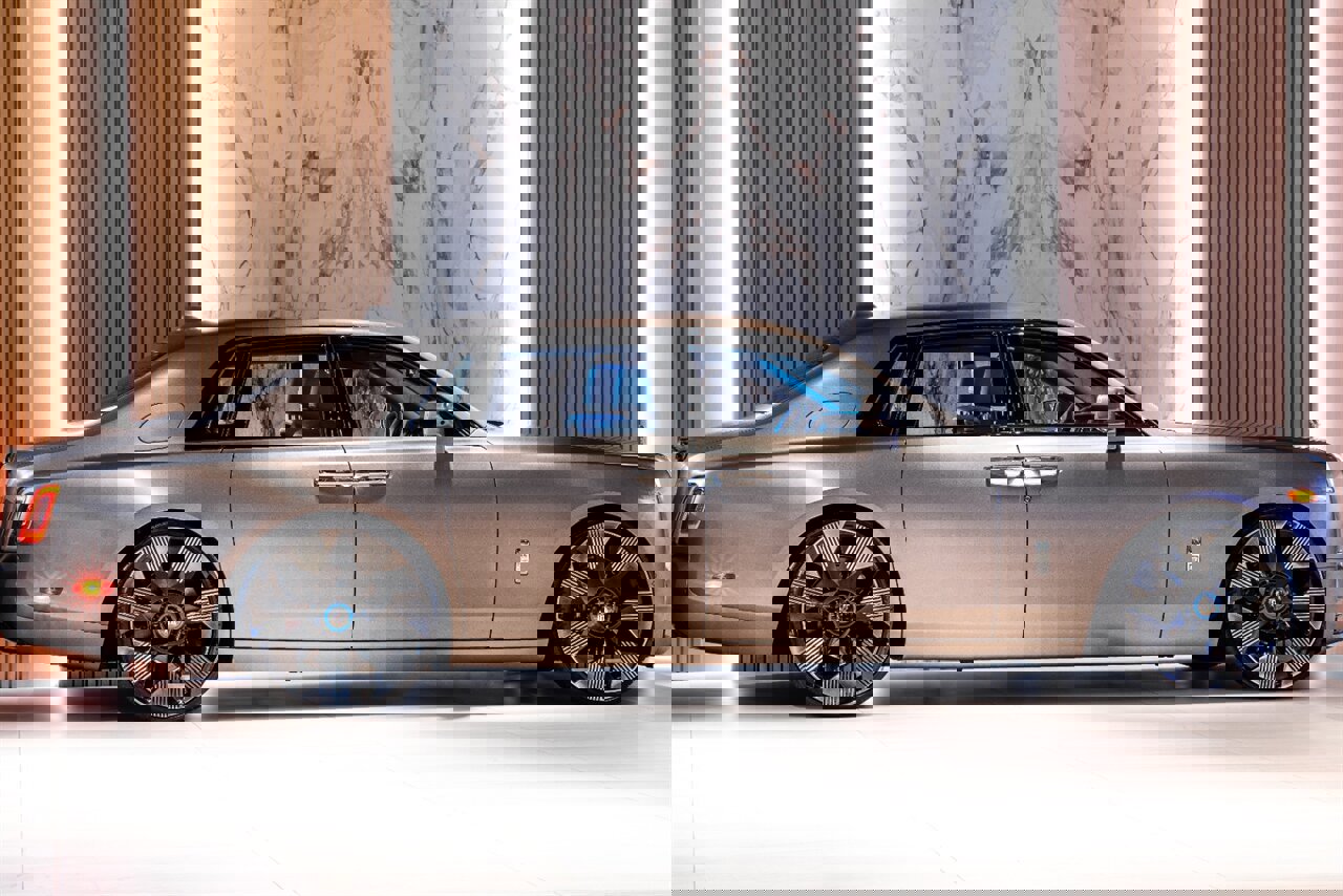 Used 2025 Rolls-Royce Phantom Sedan image 4