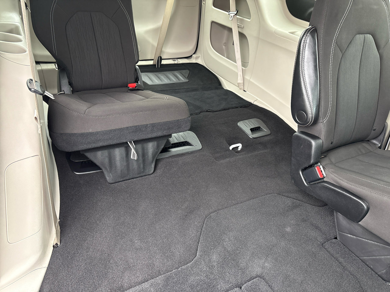 Used 2023 Chrysler Voyager LX image 27