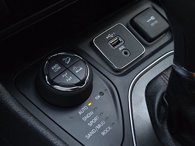 Used 2021 Jeep Cherokee Trailhawk AWD/4WD image 27