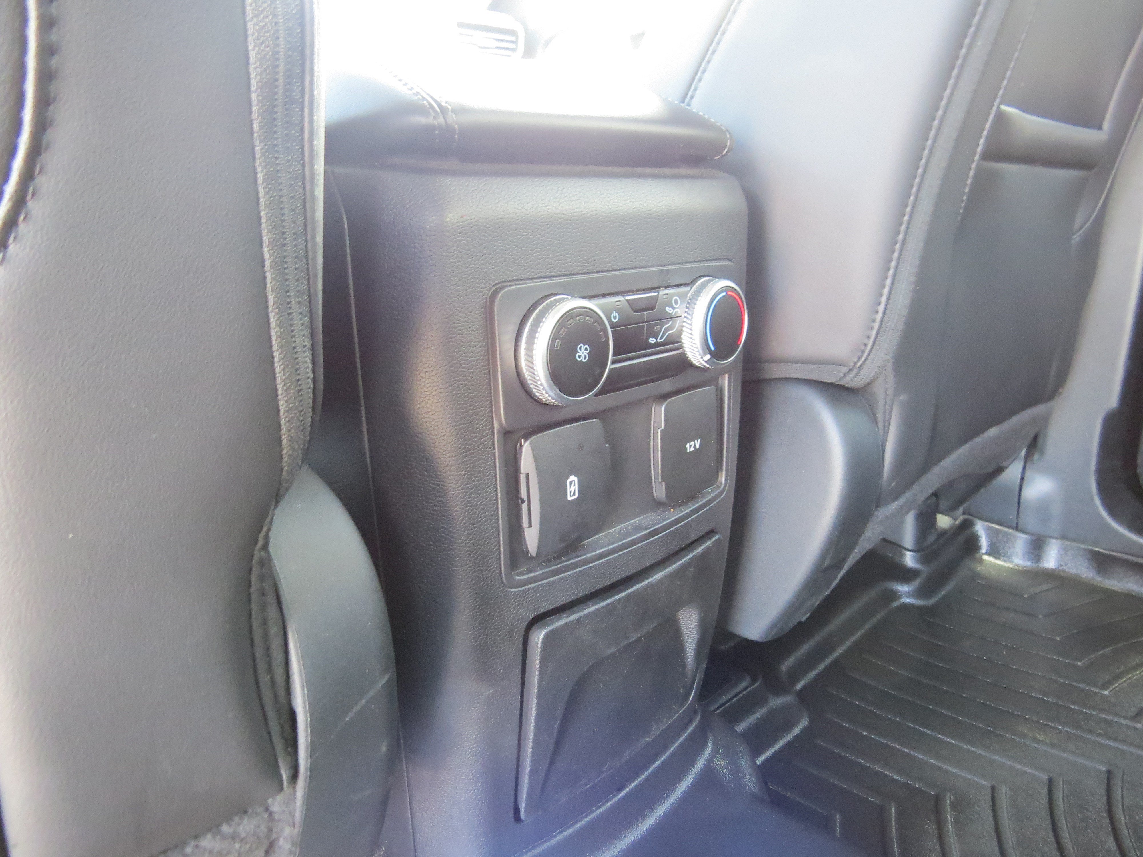 Used 2024 Ford Explorer XLT w/ Equipment Group 202A RWD image 14