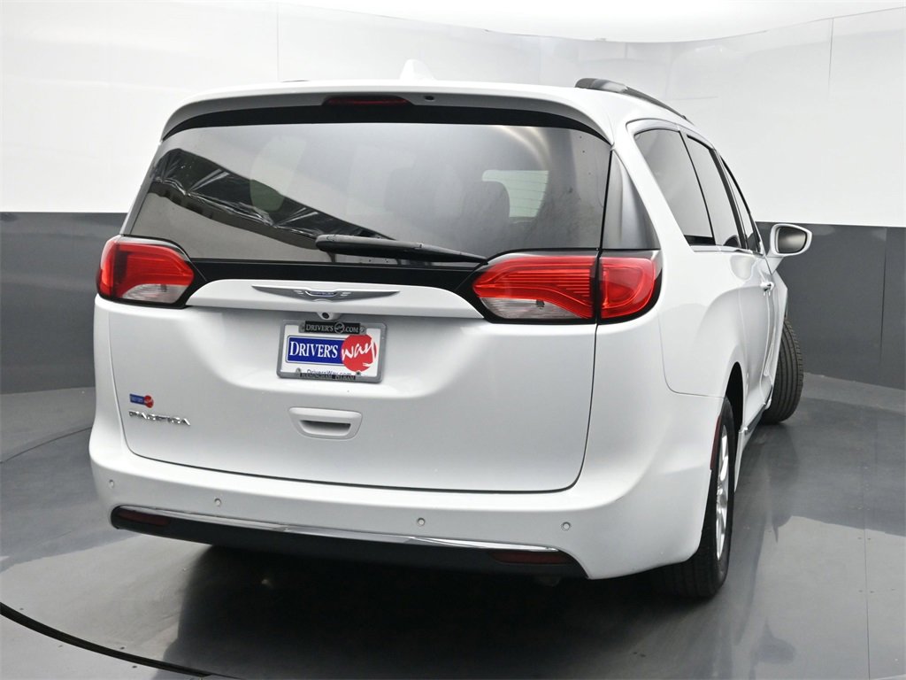 Used 2017 Chrysler Pacifica Touring-L image 37