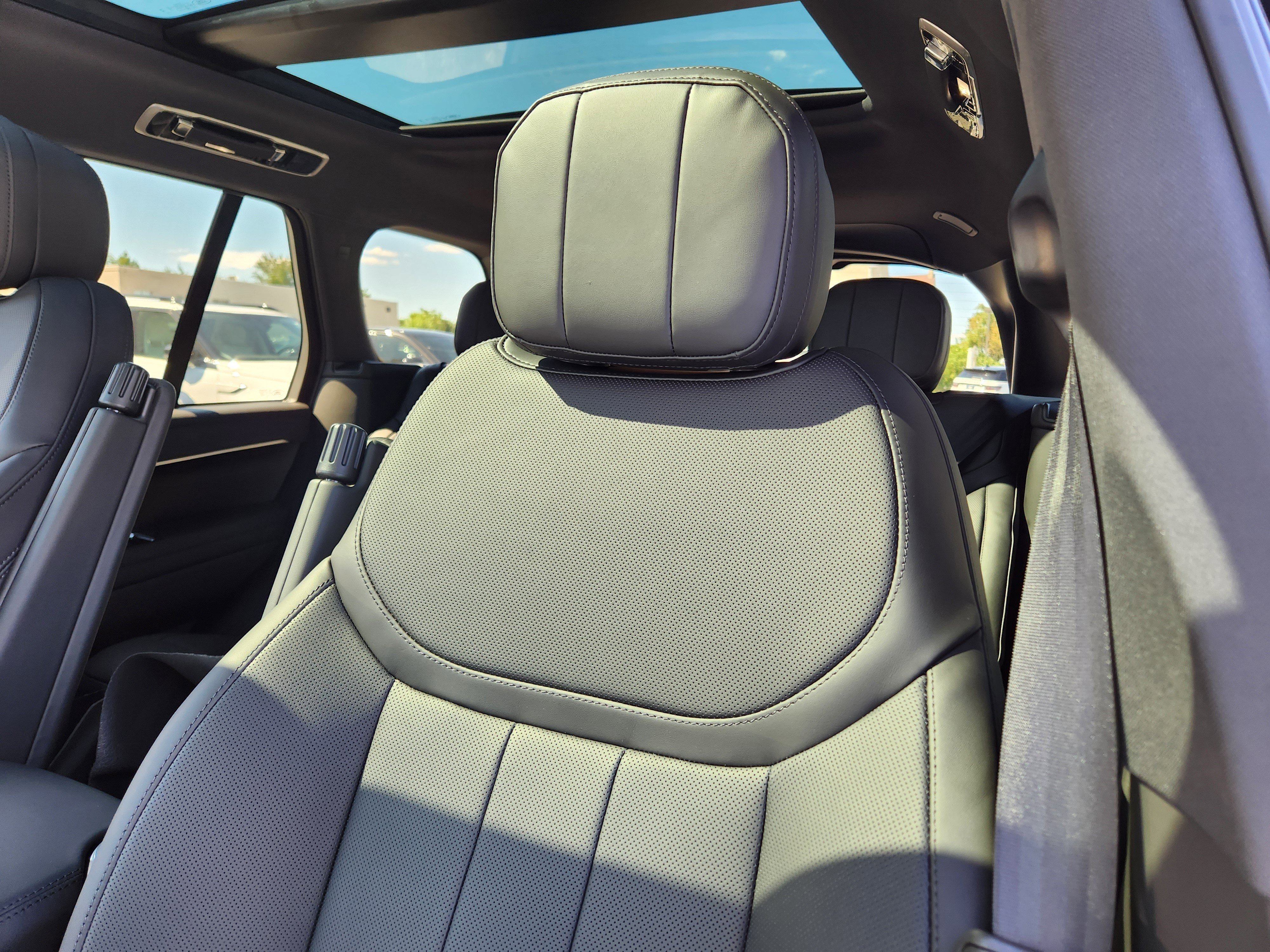 Used 2025 Land Rover Range Rover SE image 9