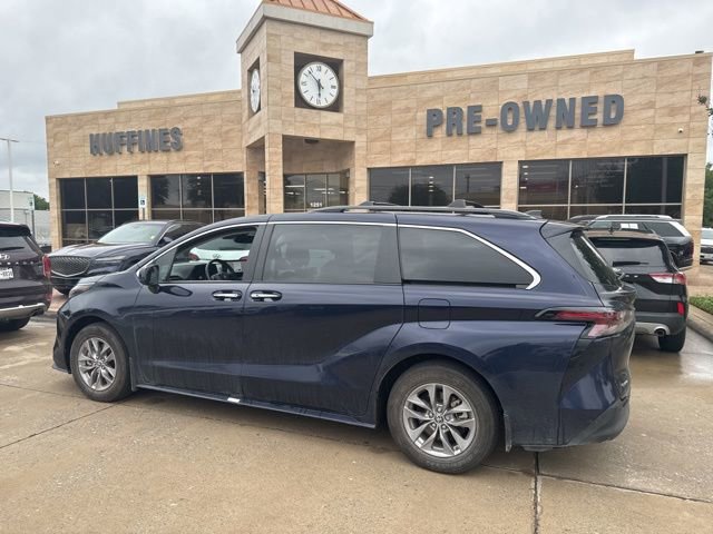 Used 2025 Toyota Sienna XLE w/ XLE Plus Package FWD image 1